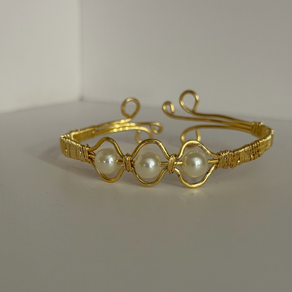 Elegant Gold Wire Bracelet with Pearls